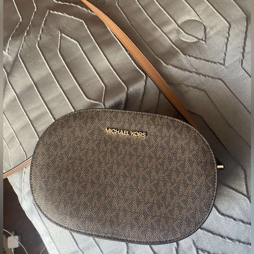 MK Jet Set Travel Medium Logo Crossbody